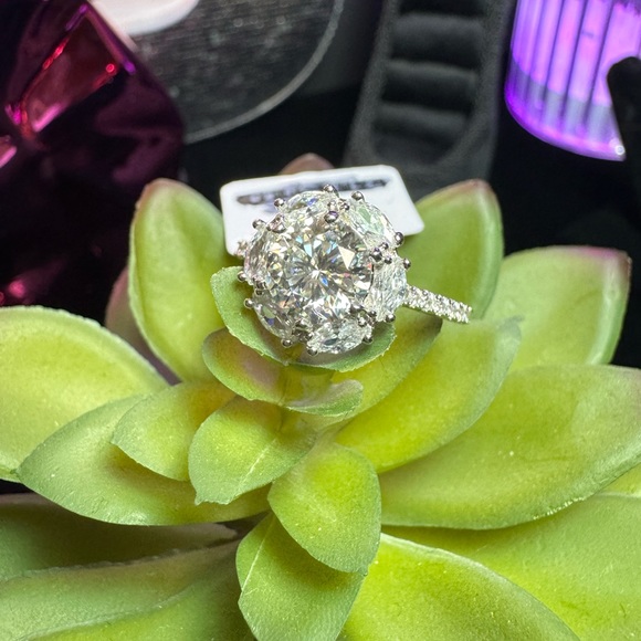 NEW 2CT Diamond/Moissanite Flower Halo Ring - Picture 1 of 4